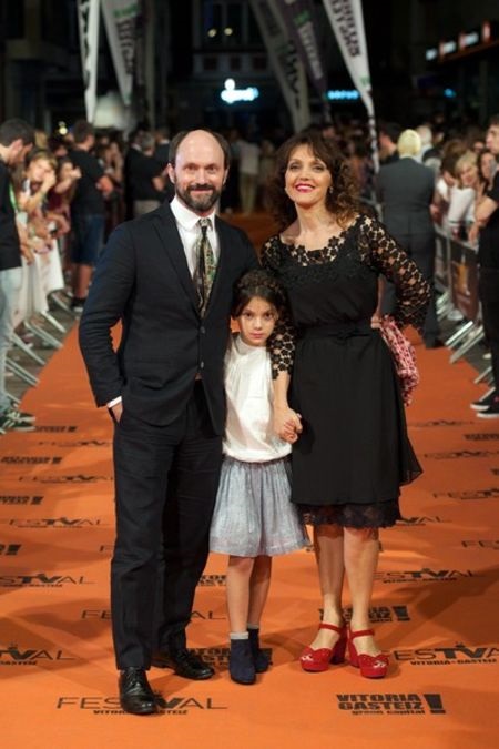Dafne Keen with Will Keen and Maria Fernández Ache